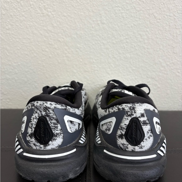 Brooks Monochrome Athletic Sneakers - Picture 4 of 4